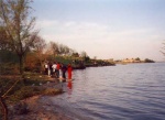 En el lago, pescando.