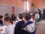 Alumnos de Primaria almorzando - 2002.