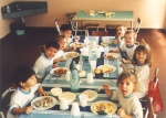 Alumnos de Preescolares almorzando - 2002.