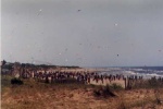 En la playa remontando las cometas.