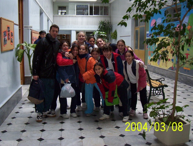 Nos reunimos en el Colegio y la camioneta nos lleva a la cancha y nos trae de vuelta