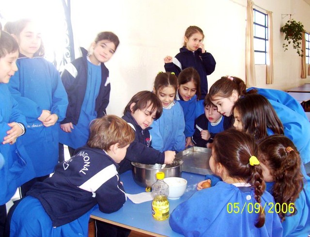 Cocinando galletitas.