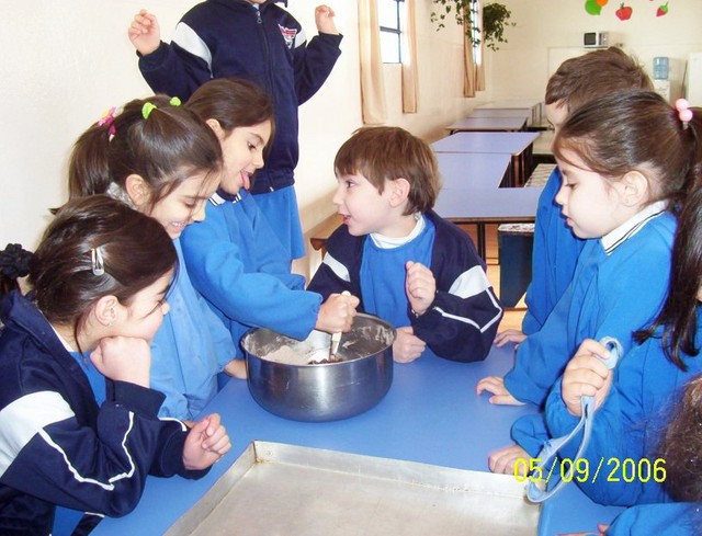 Cocinando galletitas.