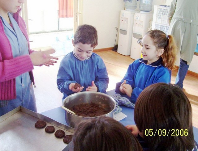 Cocinando galletitas.