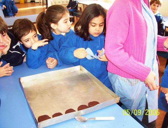 Cocinando galletitas.