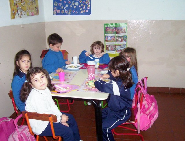 Preparando ensalada de frutas.