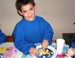 Preparando ensalada de frutas.