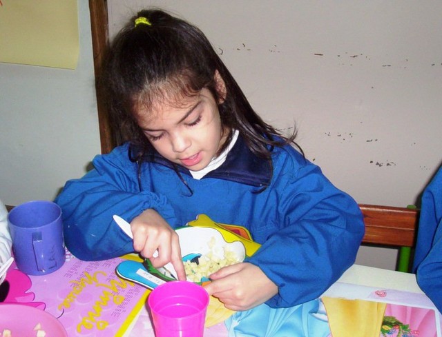 Preparando ensalada de frutas.