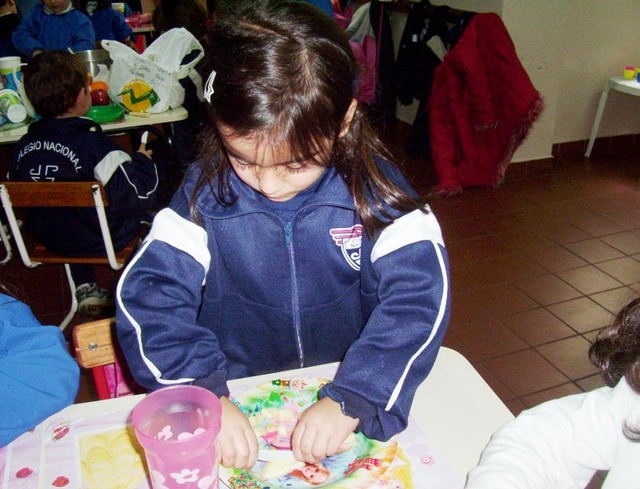 Preparando ensalada de frutas.