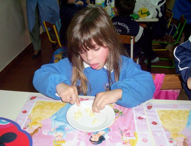 Preparando ensalada de frutas.