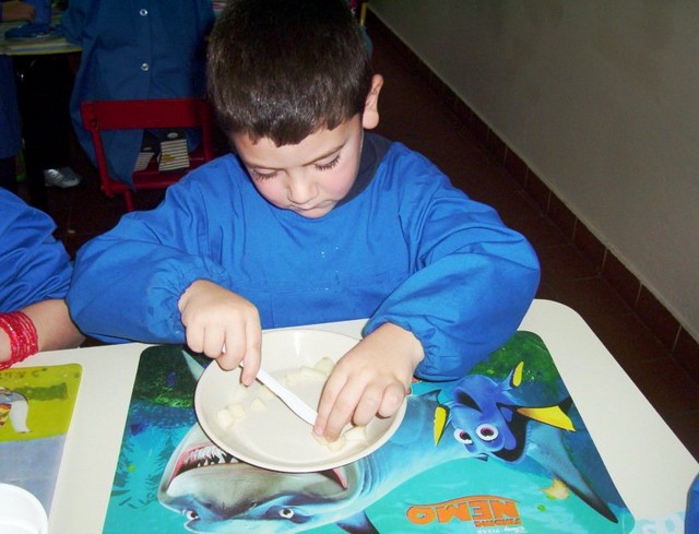 Preparando ensalada de frutas.