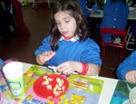 Preparando ensalada de frutas.