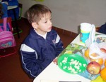 Preparando ensalada de frutas.