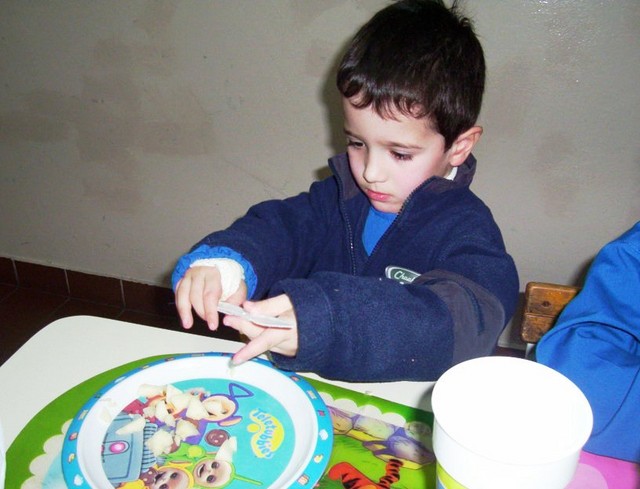 Preparando ensalada de frutas.