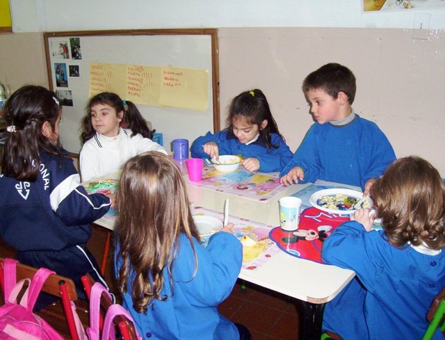 Preparando ensalada de frutas.