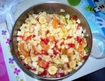 Preparando ensalada de frutas.