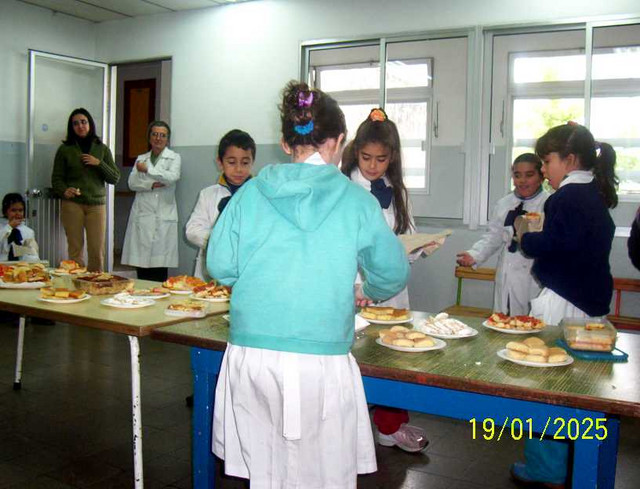 Comparten la merienda entre todos.